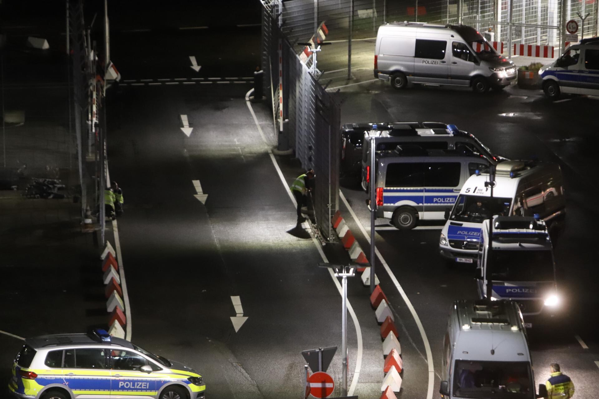 Police secures a gate at the airport in Hamburg, Germany, 04 November 2023, after an armed man broke through security and entered the grounds of the airport. Police assumes a 'static hostage situation', Hamburg police wrote on X, previously known as Twitter. The wife of the man contacted police earlier about a possible child abduction. (Alemania, Hamburgo) EFE/EPA/Blaulicht-News.de