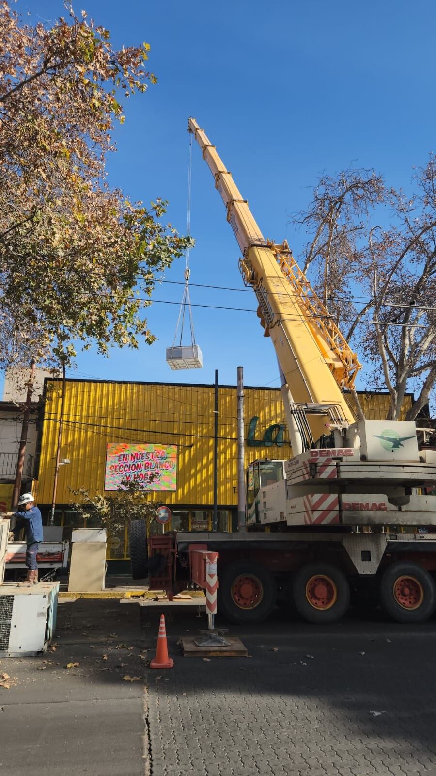 Se requirió de una grúa para instalar el nuevo equipamiento que compró La Tijera para su Casa Central de Av. San Martín 1744 de Ciudad. Para ello se tuvo que cortar un tramo de la céntrica arteria.