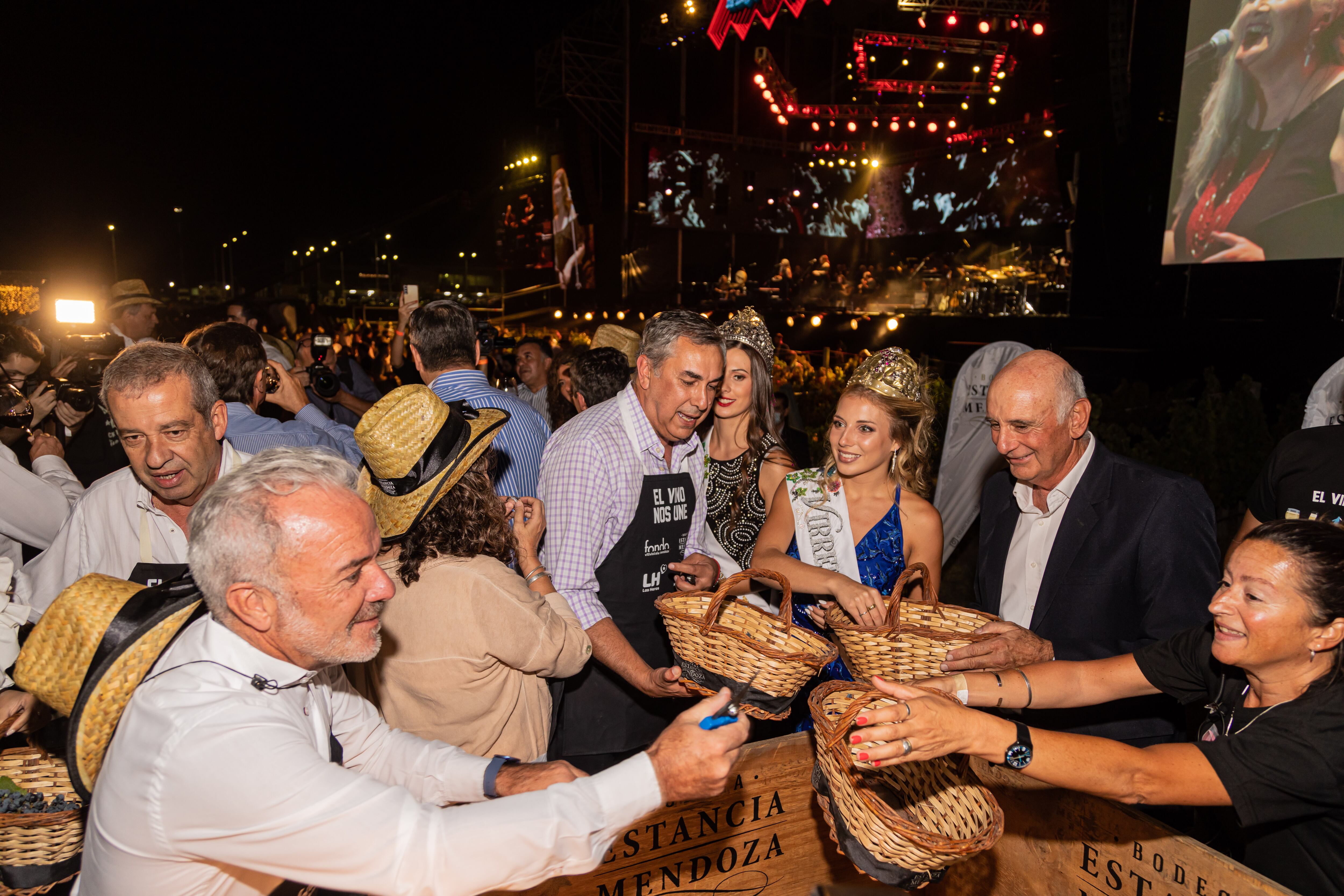 El ministro Enrique Vaquié llenó su canasto con uva Malbec