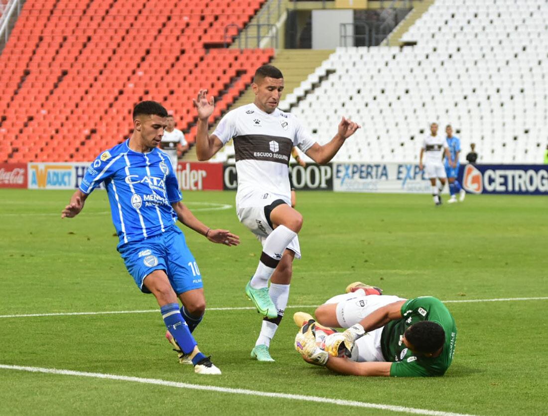 Godoy Cruz Antonio  Tomba vs Platense en el estadio Malvinas Argentinas/ Mariana Villa ( Los Andes). 