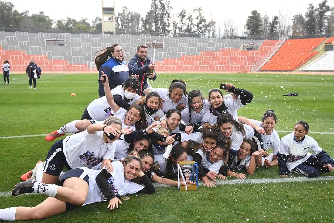 Las Pumas festejan el título de campeonas del futbol femenino de la Liga Mendocina de Futbol.