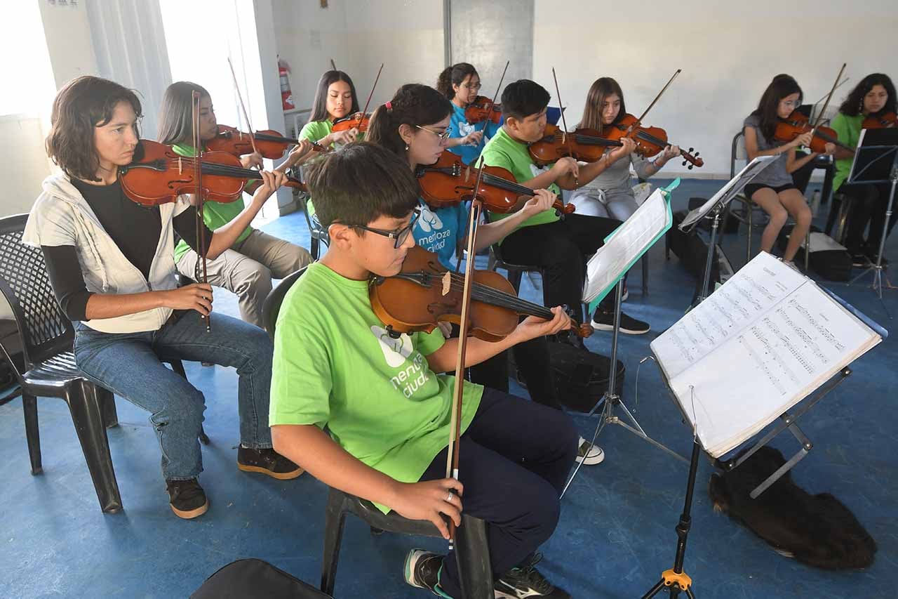 Orquesta pequeños grandes músicos del 
pedemonte, integrada por niños, jóvenes y adultos que participaron en un concurso de música y obtuvieron un bandoneón como premio.
Patricio Ibire es el director de la orquesta
Foto : José Gutierrez / Los Andes 