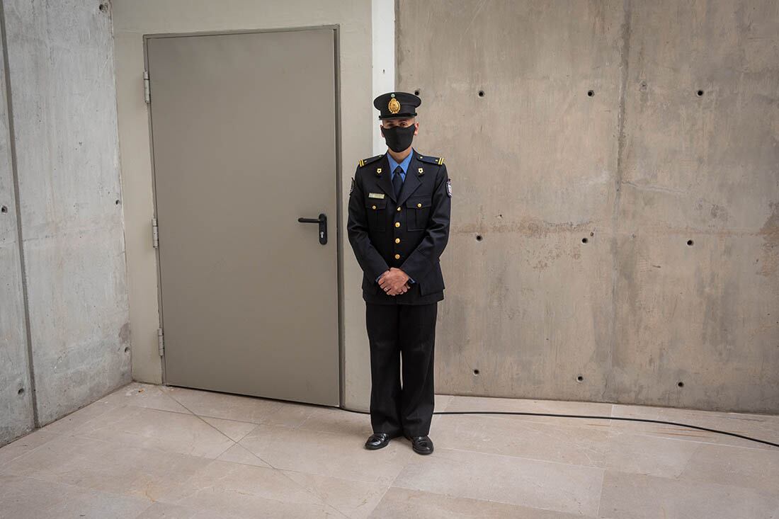 Un oficial custodia una entrada en la Legislatura provincial.