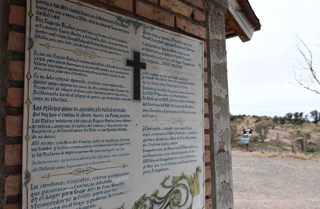 La placa en la capilla cuenta la historia del baqueano Raimundo Palleres. Marcelo Rolland /