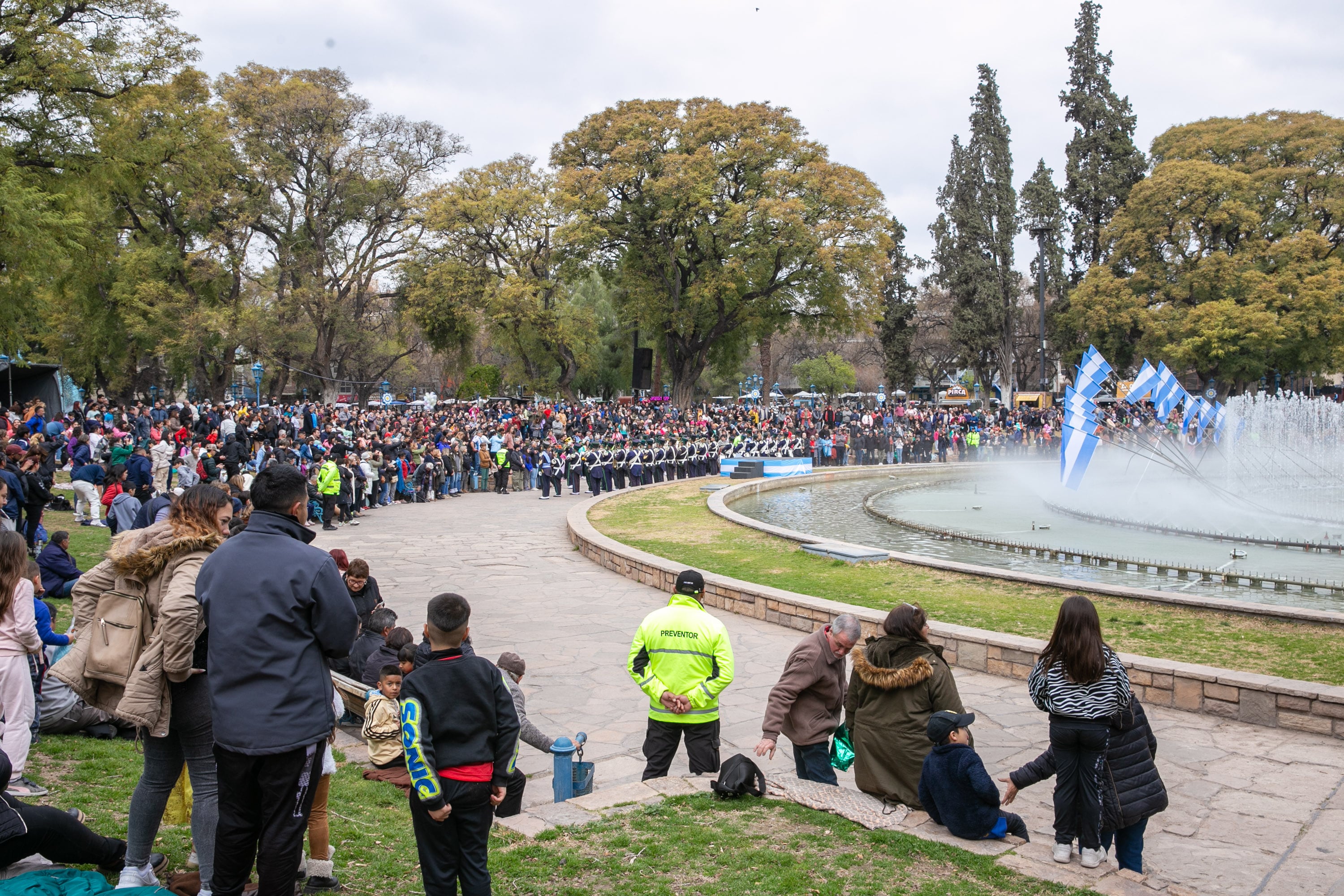 Una multitud homenajeó al General San Martín en la plaza Independencia