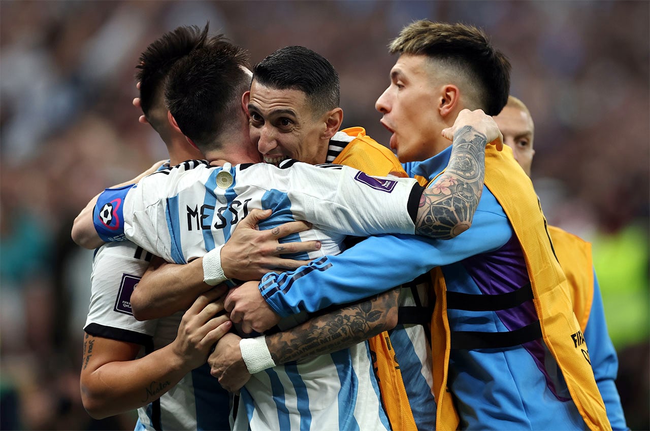 Lusail (Qatar), 18/12/2022.- Lionel Messi of Argentina (2L) celebrates after scoring the 3-2 with Angel Di Maria (C) and temmates during the FIFA World Cup 2022 Final between Argentina and France at Lusail stadium, Lusail, Qatar, 18 December 2022. (Mundial de Fútbol, Francia, Estados Unidos, Catar) EFE/EPA/Tolga Bozoglu
