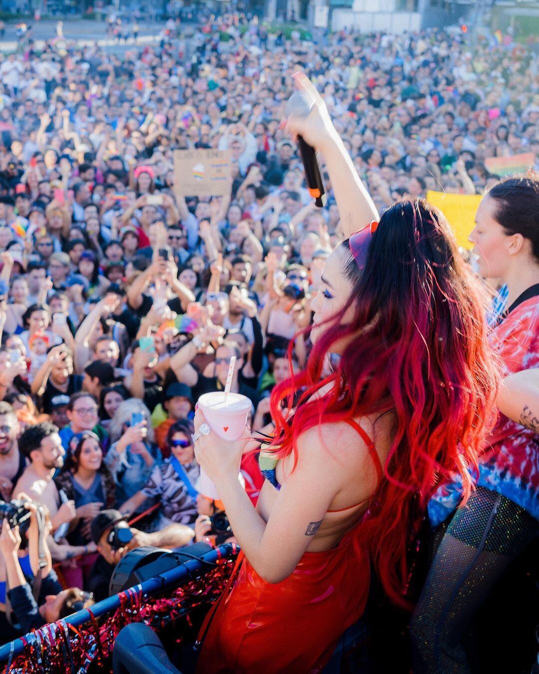 Mechas rojas, corpiño de colores y pantalón engomado: el look de Lali con el que deslumbró en la Marcha del Orgullo.