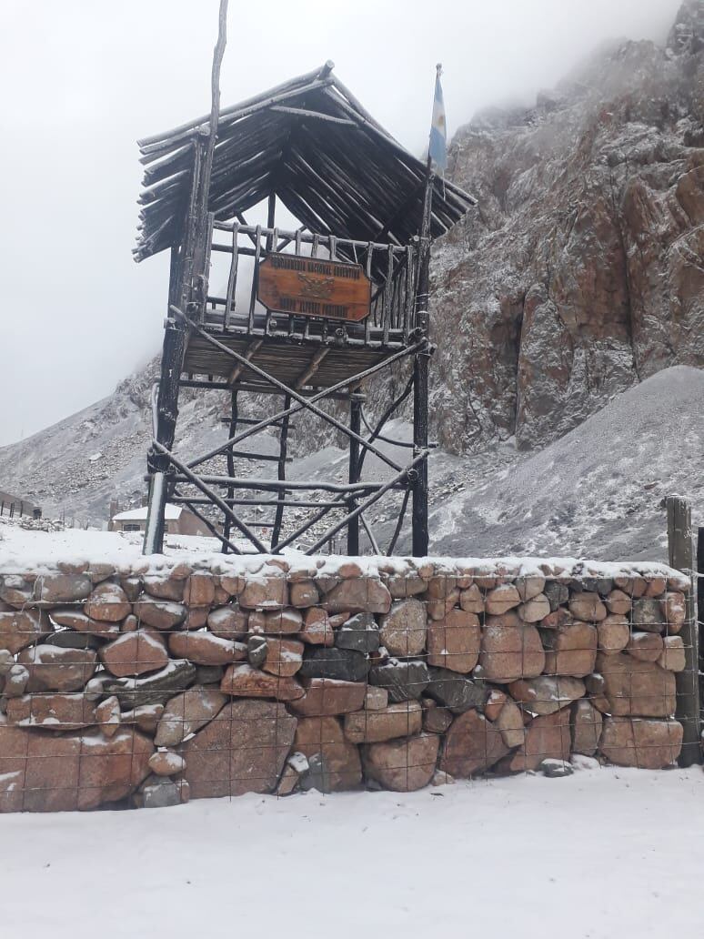 Así amaneció este miércoles el Escuadrón 28 de Gendarmería "Portinari", en Tunuyán. Foto: Gentileza Gendarmería Nacional.