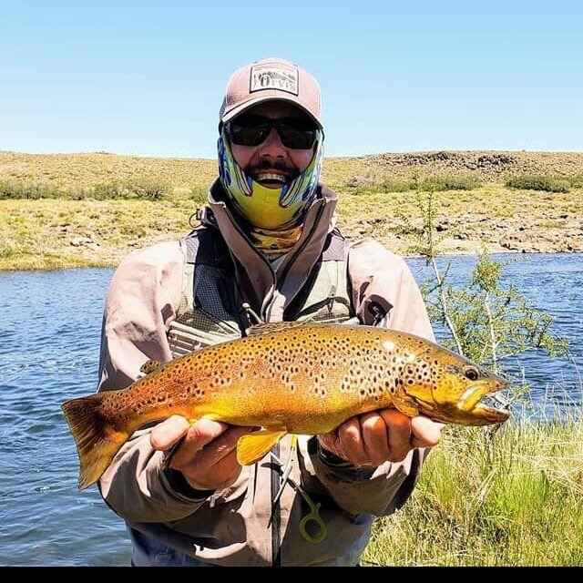 Moncho Pérez y una de sus actividades favoritas, la pesca. Así conoció a Claudia en la Patagonia y pudo asistirla tras ser atacada por un carnero. Foto: Facebook.