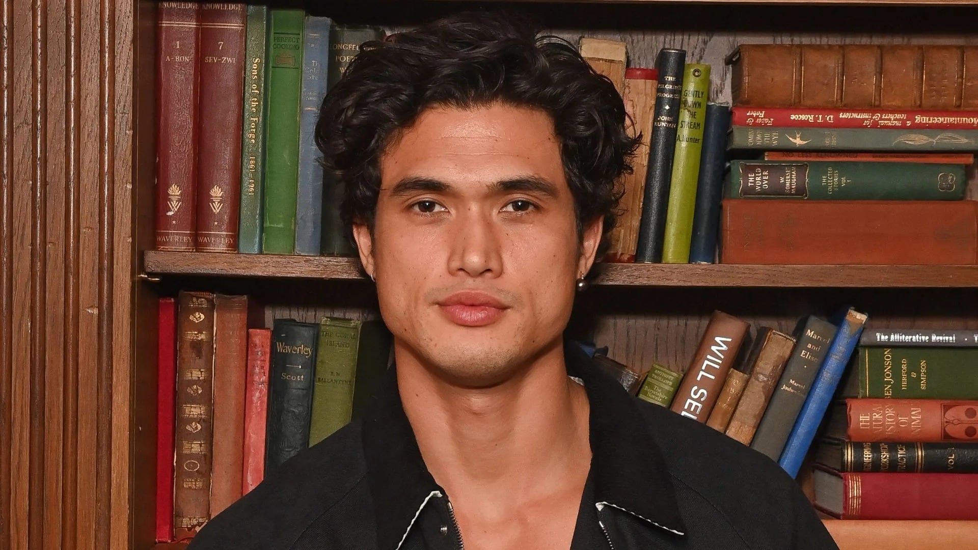 Charles Melton, conocido por su papel en Riverdale.