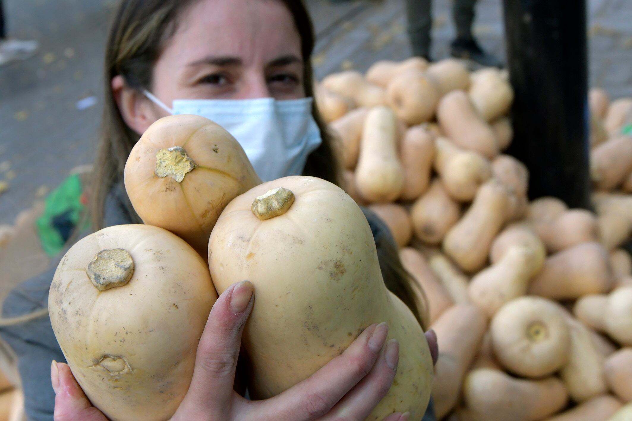 20 de abril 2022 Sociedad
Esta mañana los Trabajadores rurales Sin Tierra (USTEl)  protestaron en Casa de Gobierno y  con un "verdurazo" en el que regalaron 5.000 kilos de zapallos, ajos y otras verduras

Nacional. Foto: Orlando Pelichotti/ Los Andes