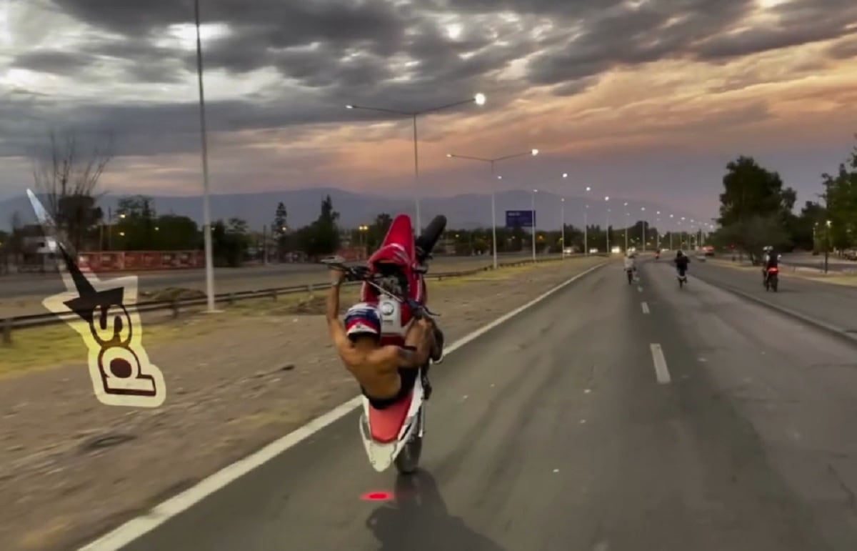 Caravana de motos rumbo a Cacheuta (Paraguay Stunt)