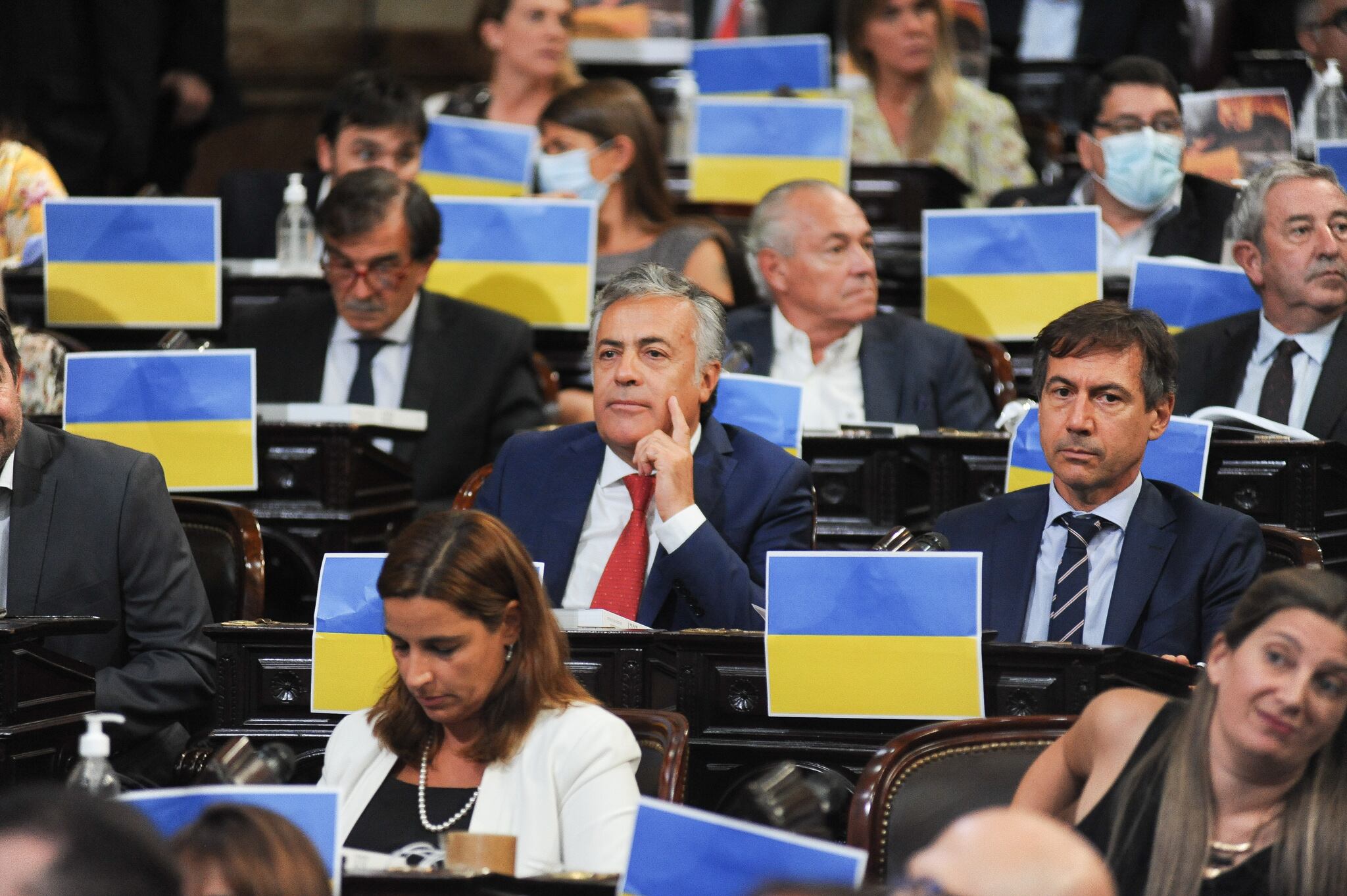 El senador nacional por Mendoza, Alfredo Cornejo, y otros legisladores opositores con las banderas de Ucrania en el recinto. Foto Federico Lopez Claro / Clarín.