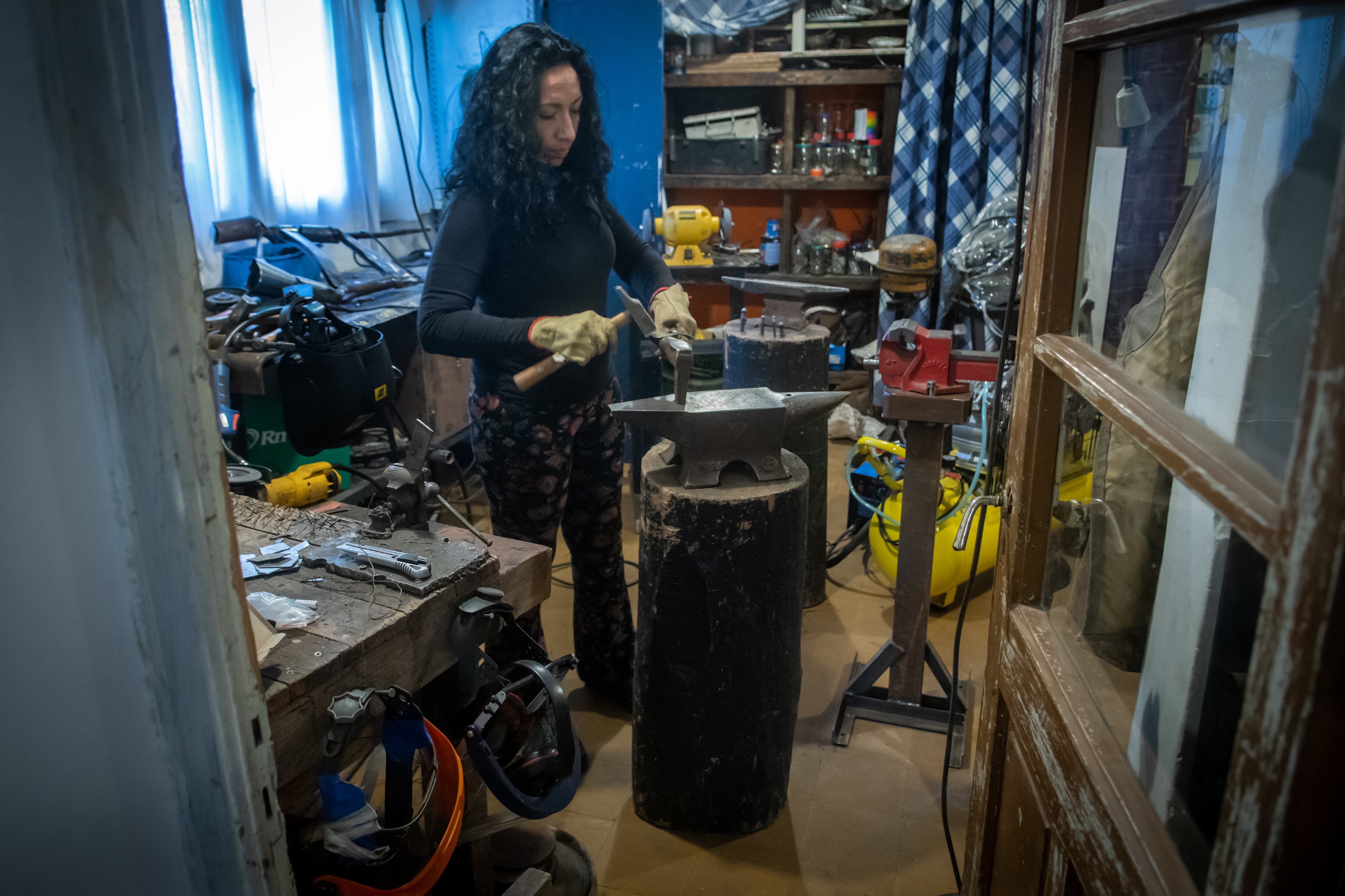 La artista Monica Souza trabaja el metal en la soledad de su atelier.