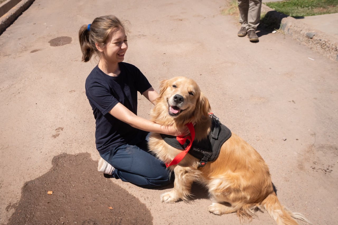 Dolphin y Alaska, los perros que le cambiaron la vida a dos estudiantes con discapacidad. Foto: Ignacio Blanco / Los Andes