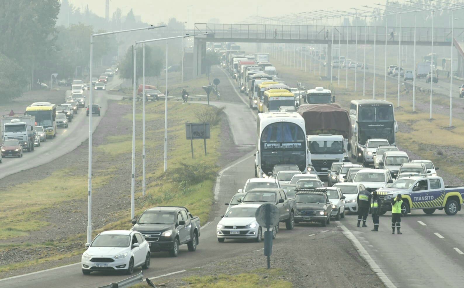 Corte total en Acceso Este, mano hacia el oeste, tras el choque de un micro y un camión (Orlando Pelichotti / Los Andes)