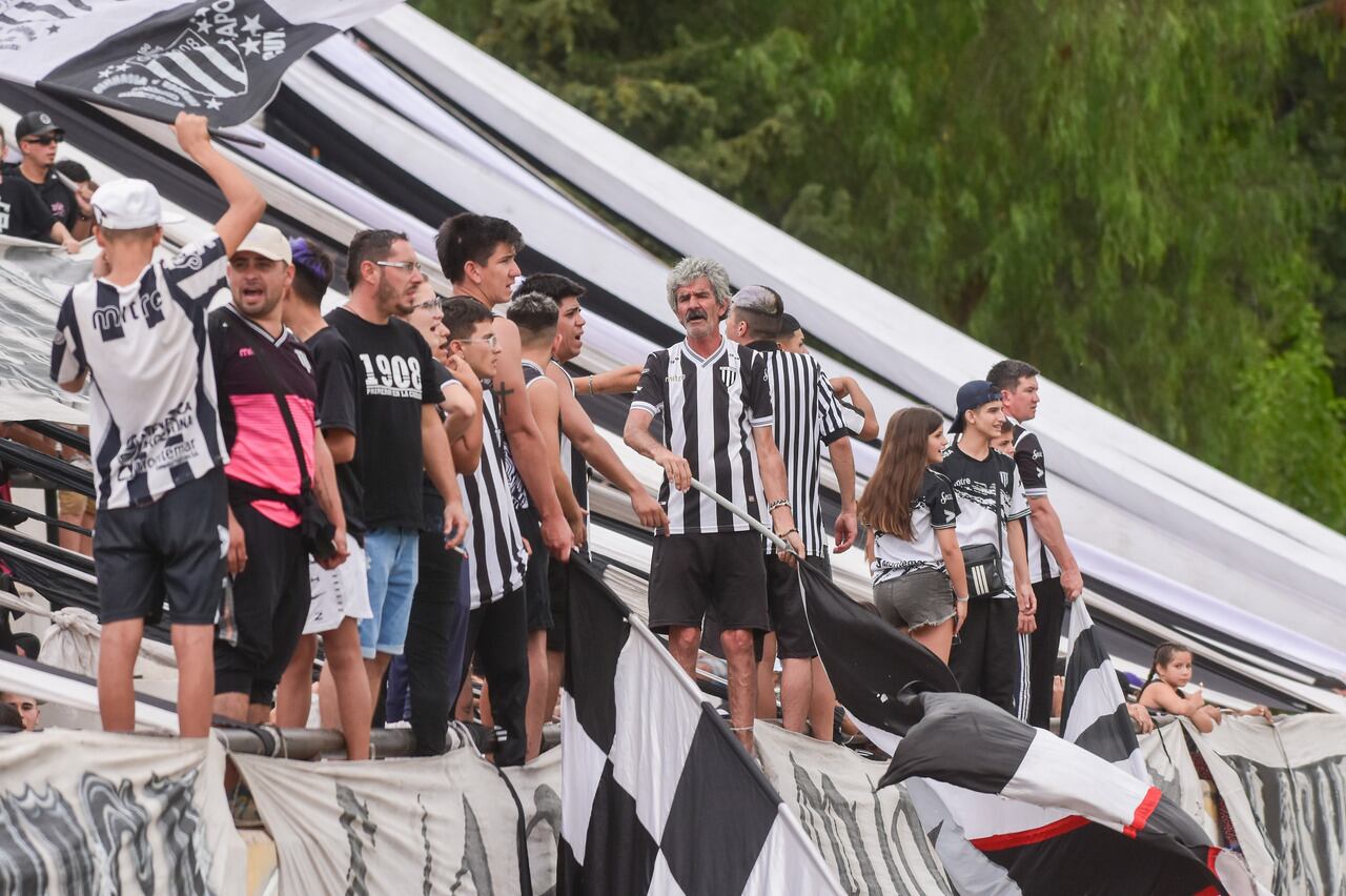 
Gimnasia cortó una racha de seis partidos sin victorias con un golazo de Fernando Bersano.

Foto: Mariana Villa / Los Andes