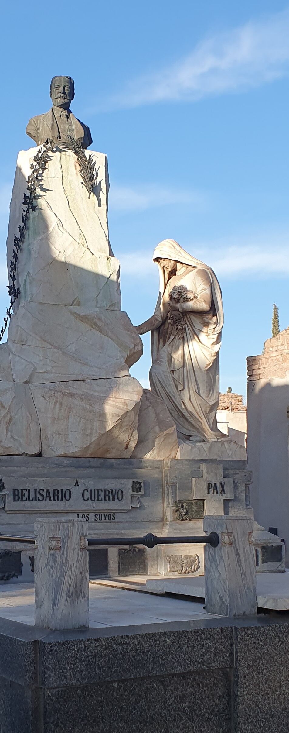 Robaron un busto de bronce en una ilustre bóveda del Cementerio: pesa casi 60 kilos y estaba a 2 metros de altura. Foto: Gentileza