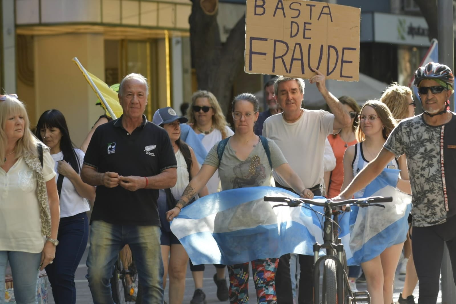 Cientos de mendocinos que apoyan a Javier Milei salieron este domingo a reclamar el supuesto "fraude electoral. Foto: Orlando Pelichotti / Los Andes.