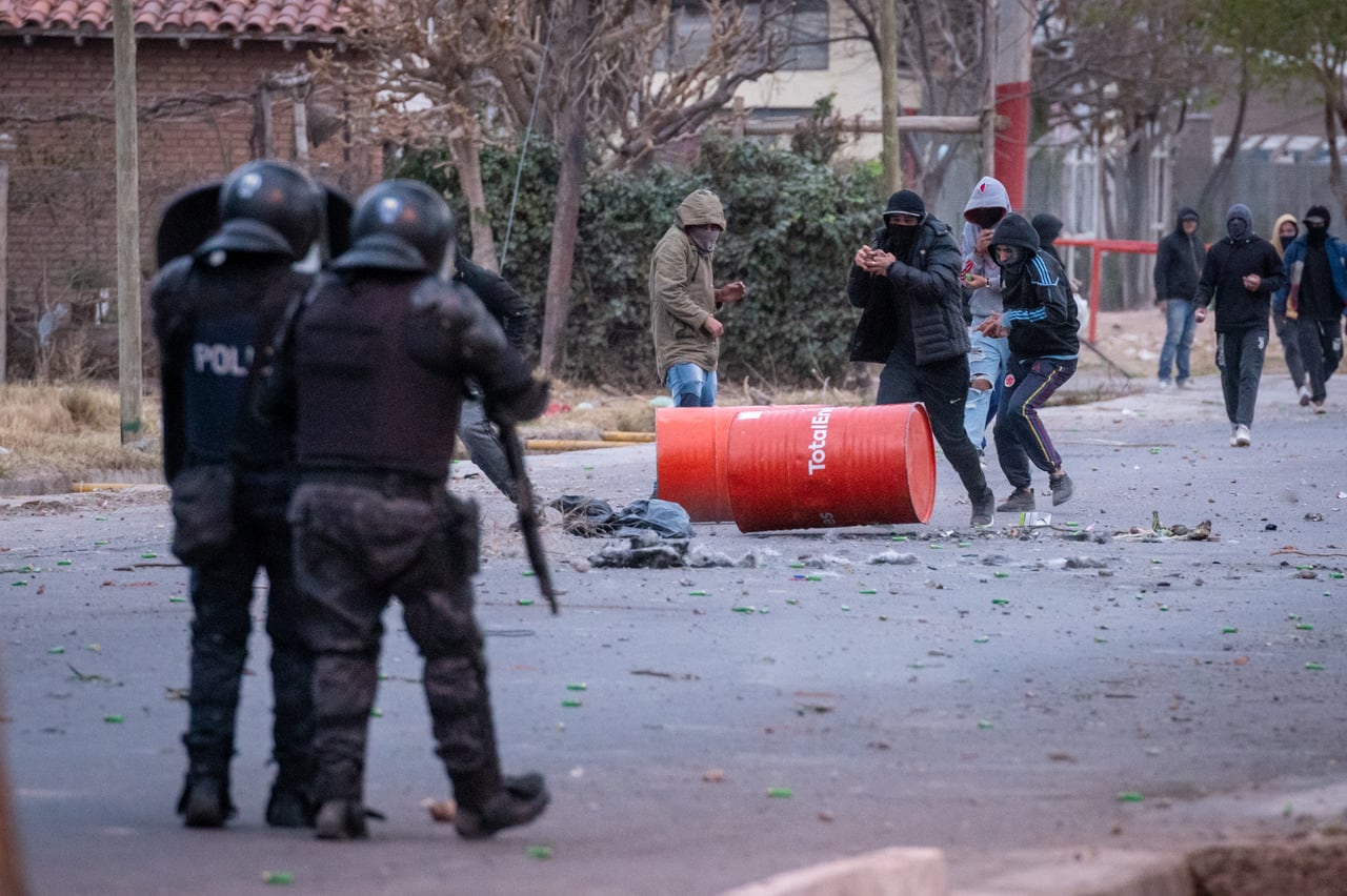 Los disturbios se extendieron, al menos, por cinco horas en Las Heras. | Foto: Ignacio Blanco / Los Andes 