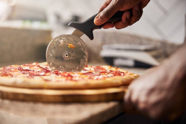 Una chef reveló cual es la forma correcta de cortar una pizza.