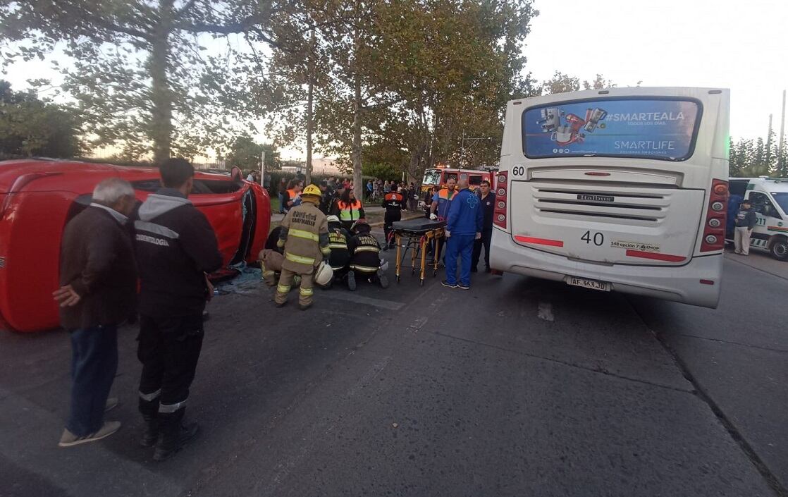 El choque entre un micro, un auto y una camioneta dejó tres heridos en Guaymallén. | Foto: Ministerio de Seguridad y Justicia