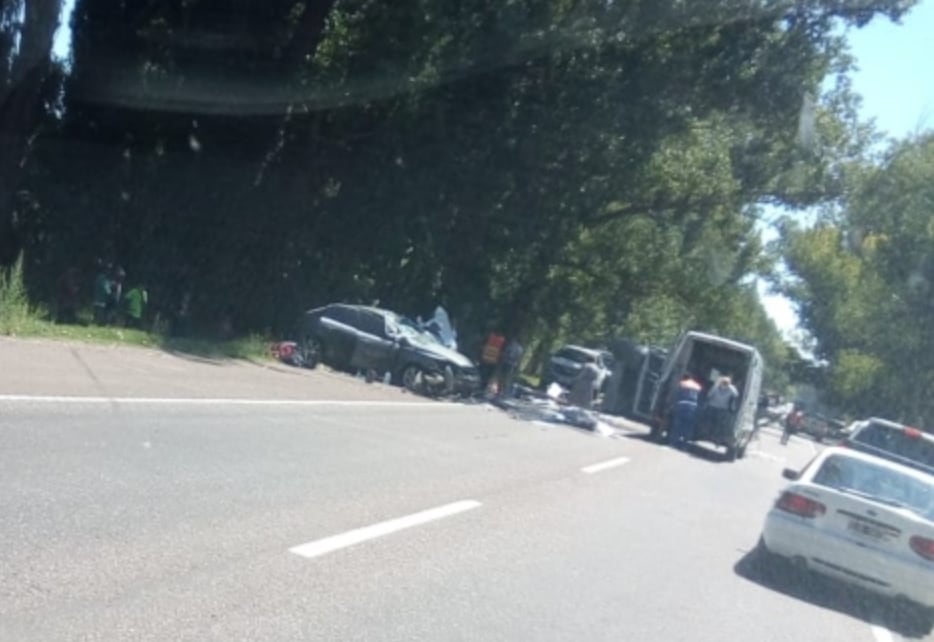 Una casilla rodante chocó contra un auto en San Carlos y a pesar del fuerte impacto solo hubo heridos leves. Foto: Gentileza El Cuco Digital