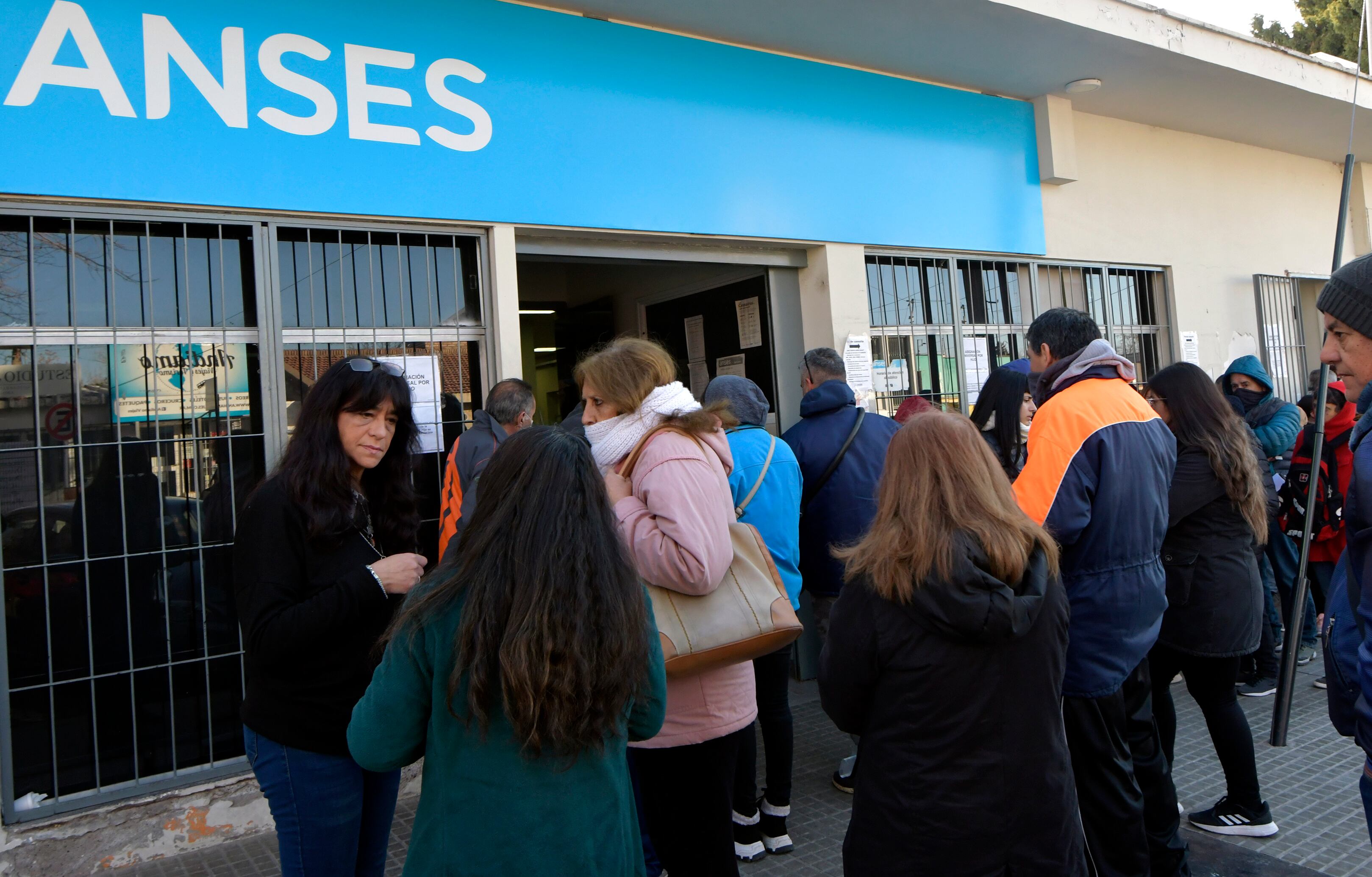 Filas en Anses para trámite presencial de subsidios de luz y gas - Foto: Orlando Pelichotti / Los Andes
