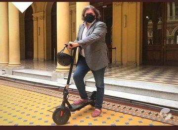 Ramón y su monopatín eléctrico en el Patio de las Palmeras de Casa Rosada.