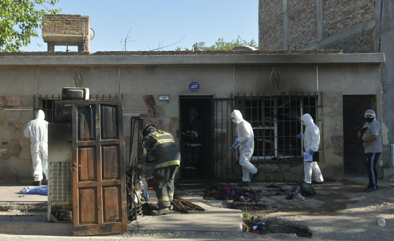 La señora de 70 años y sus nietas de 10 y 16 murieron como consecuencias del incendio ocurrido en el domicilio, en Guaymallén. /Orlando Pelichotti- Los Andes