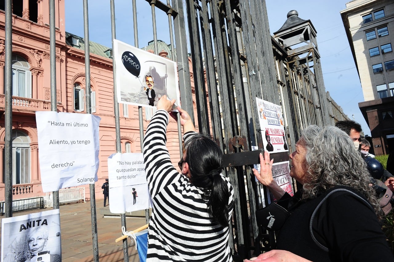 La “Marcha de las piedras”, en homenaje a las víctimas del Covid y en repudio a la gestión de la pandemia