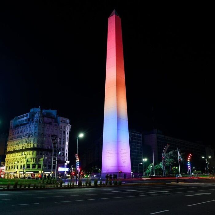 El Obelisco, iluminado con los colores de bandera LGBTIQ+ por el Día del Orgullo