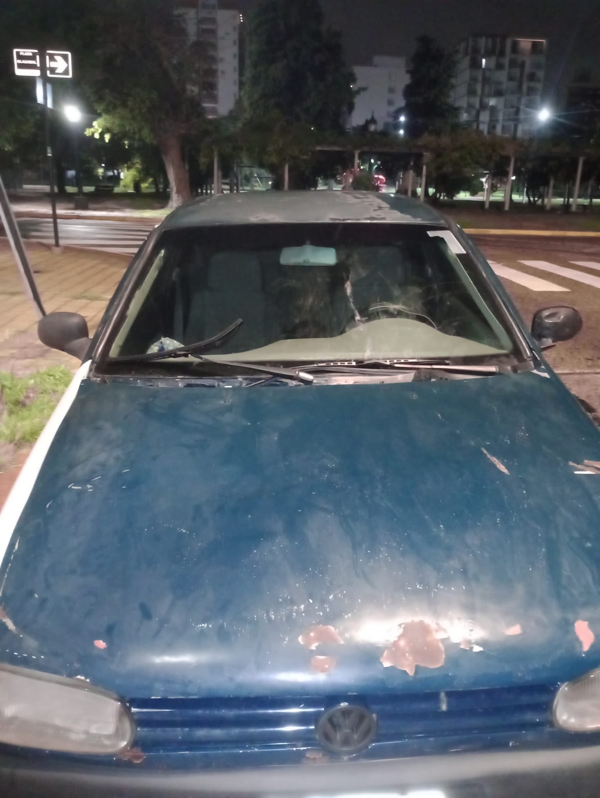 El estado del auto tras la pelea en plena calle de La Plata. Foto: X / @mauroszeta