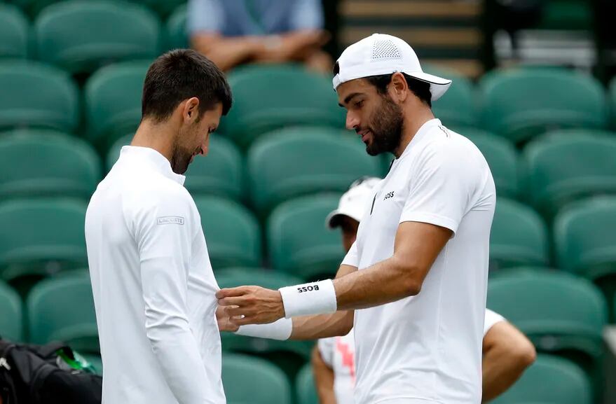 Matteo Berrettini con Novak Djokovic, los finalistas en Wimbledon 2021