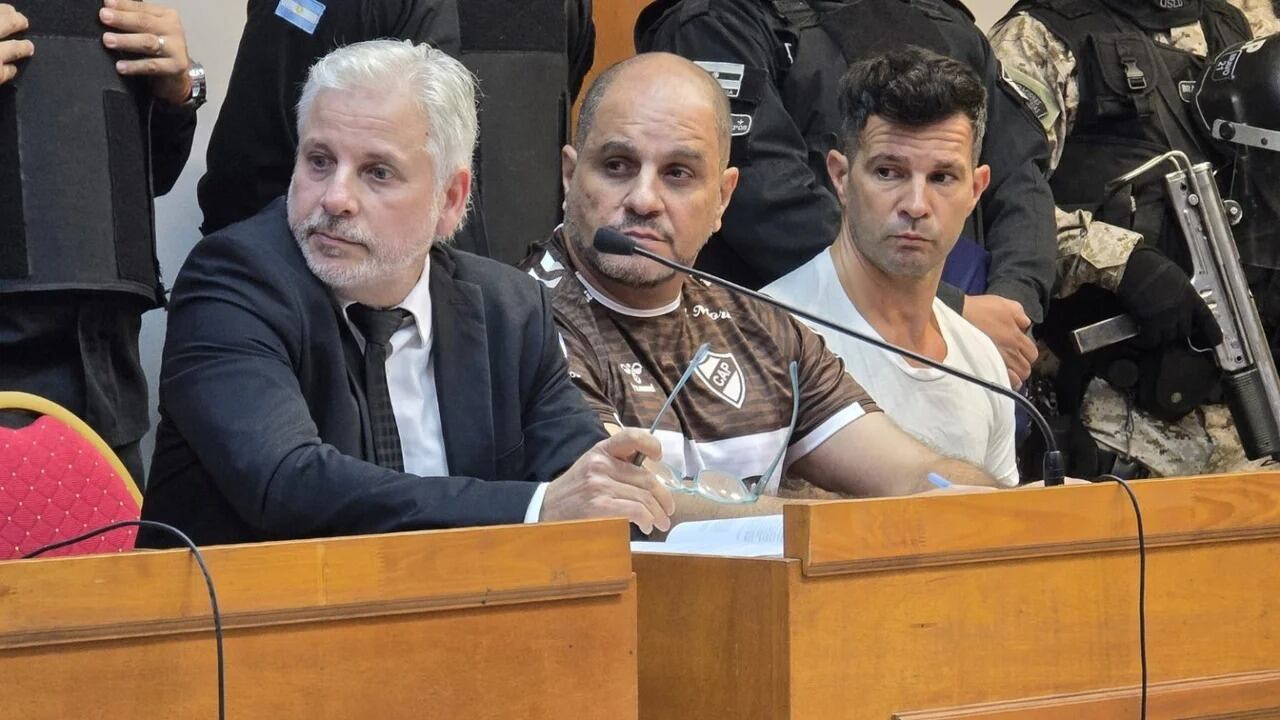 Leonardo Cositorto junto a Marcelo Batista, otro de los imputados, y su defensor, Guillermo Dragotto.
Foto: NA