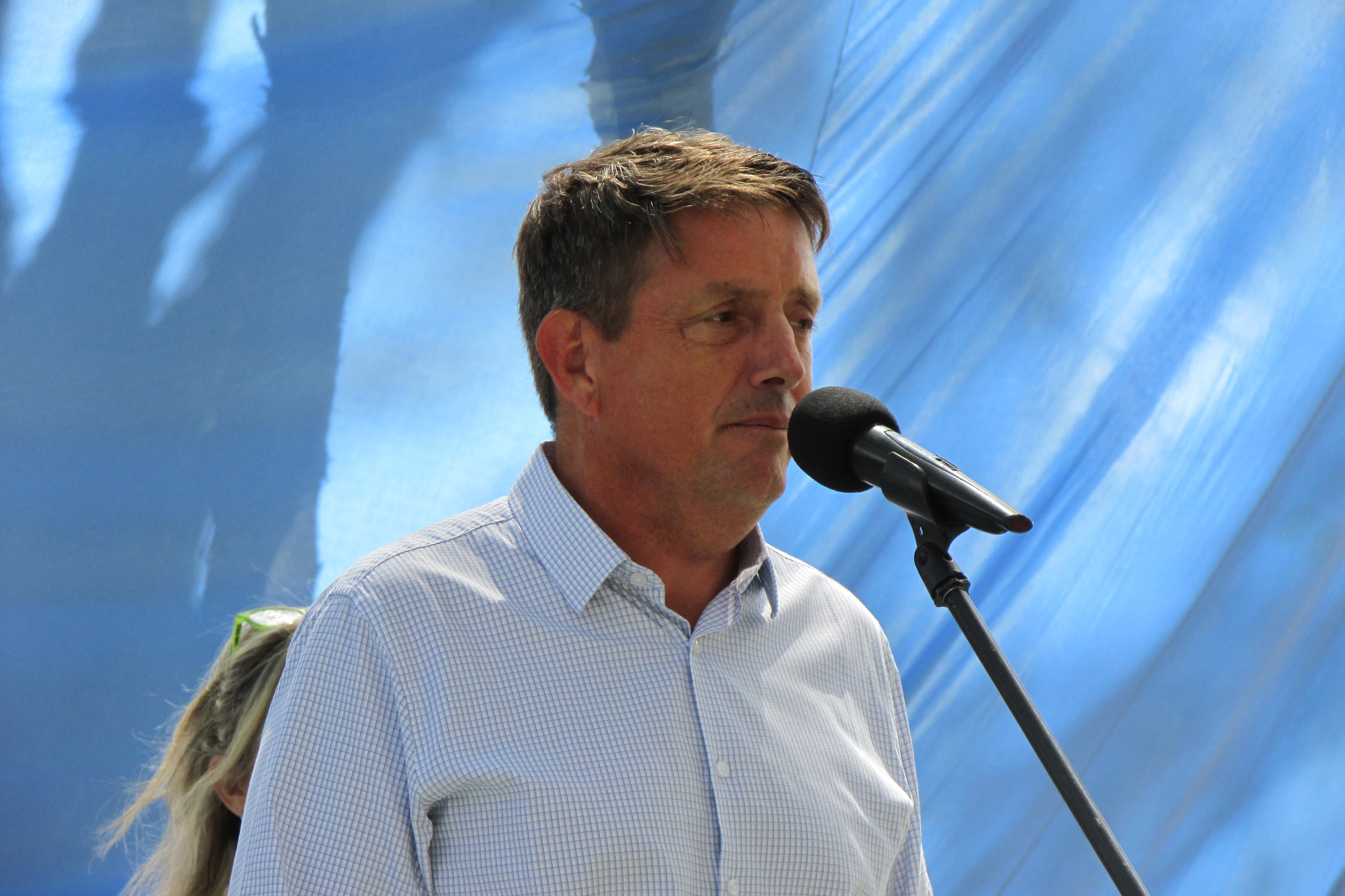 Juan Cruz Molina Hafford en el escenario dispuesto para los oradores en el Almuerzo de los pequeños productores y viñateros, en el INTA. Foto archivo