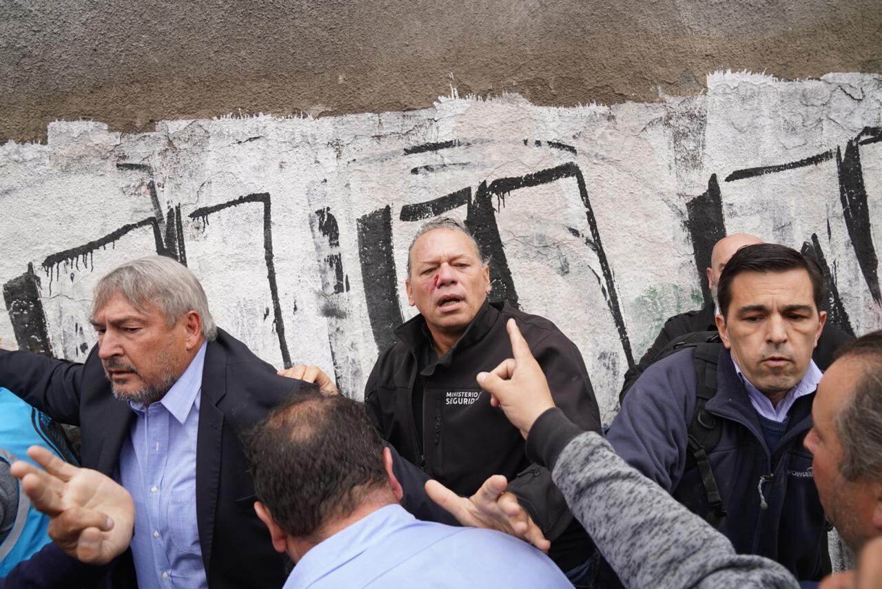 Así agredieron a Sergio Berni, ministro de Seguridad bonaerense, en la protesta por el colectivero asesinado. (Foto: Maxi Failla / Clarín)