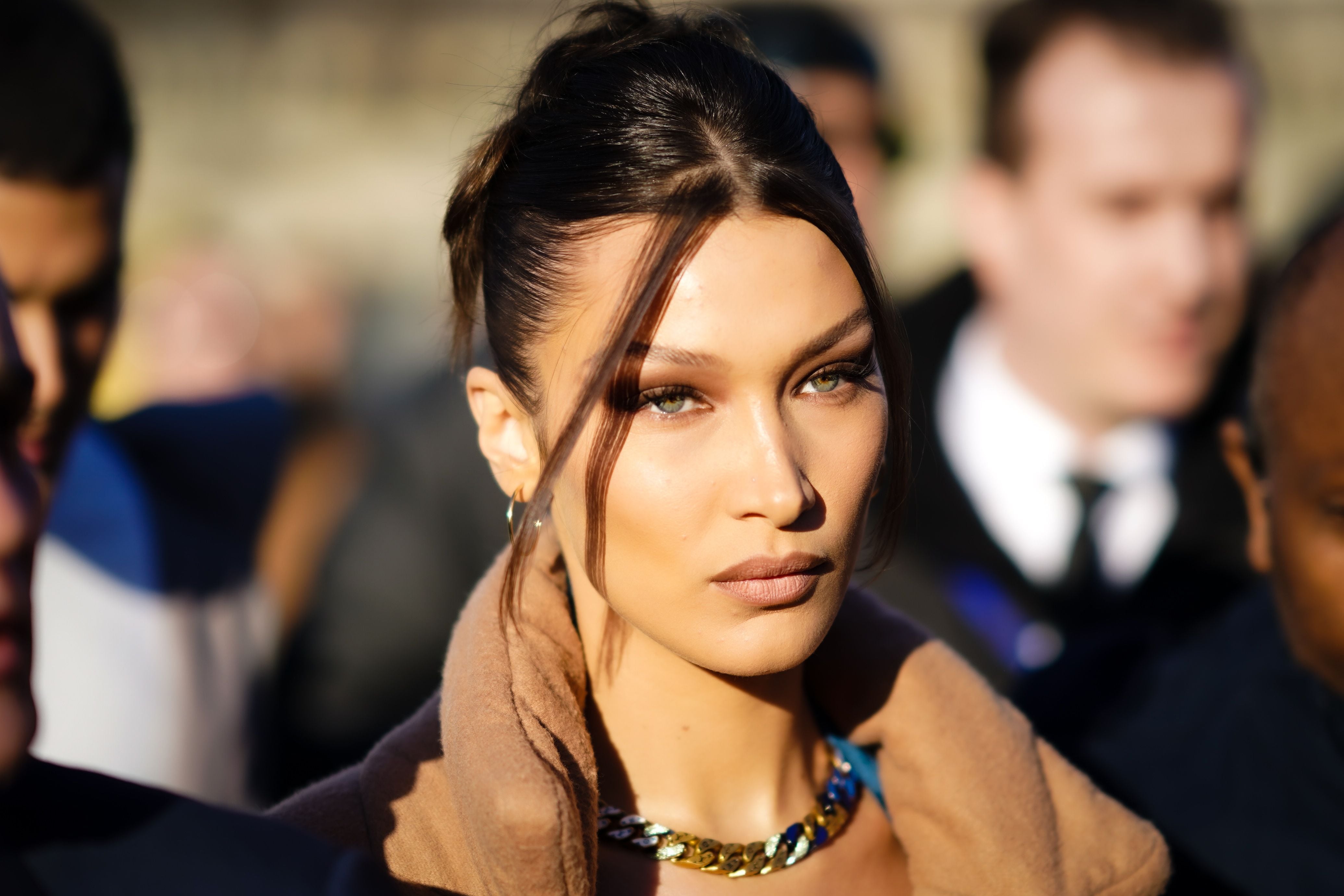 Bella Hadid posó en ropa de encaje rosa y enamoró a todos en redes sociales.