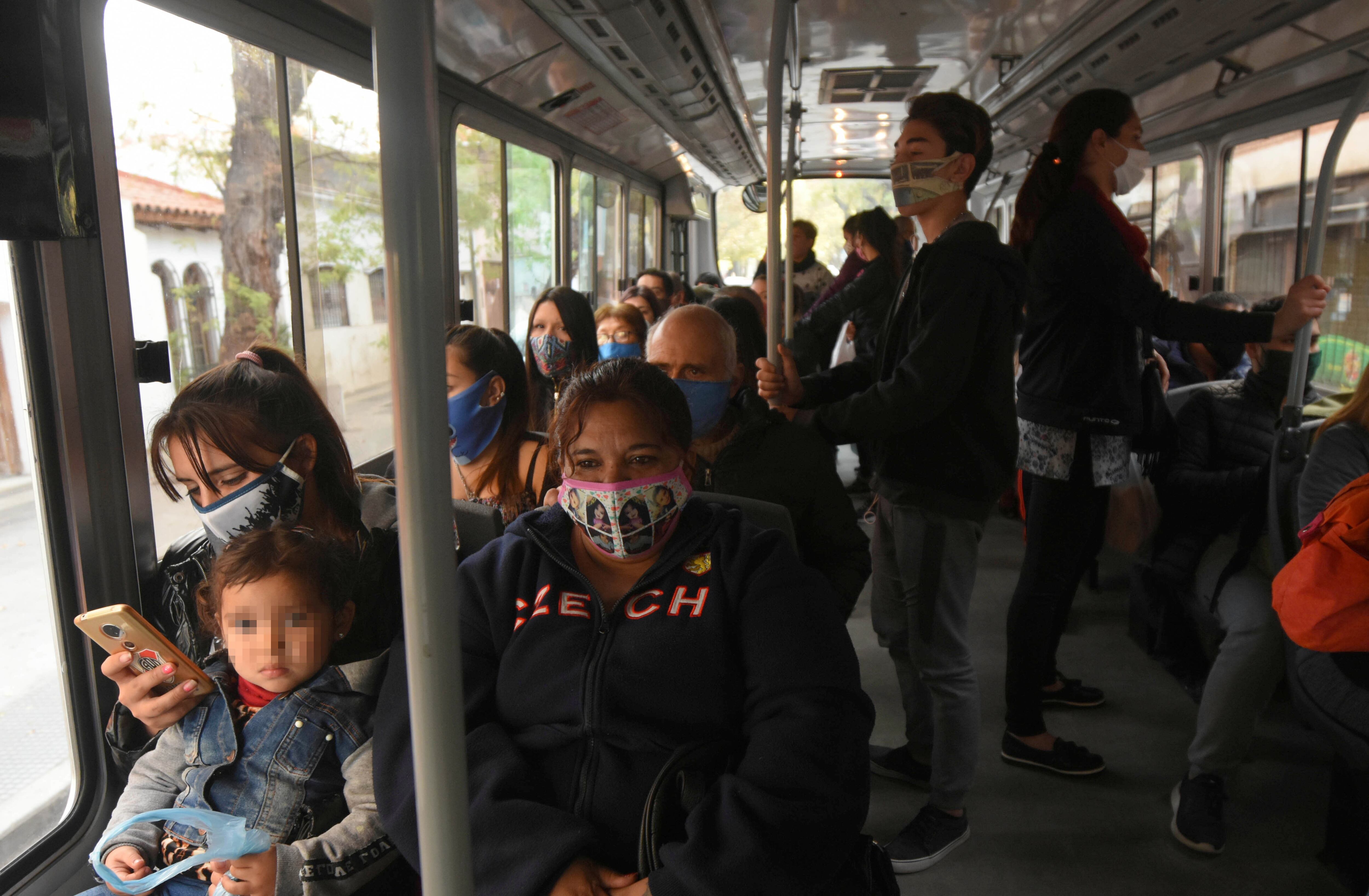 Sin restricción de DNI se notó mucho movimiento de personas por las calles de la ciudad.