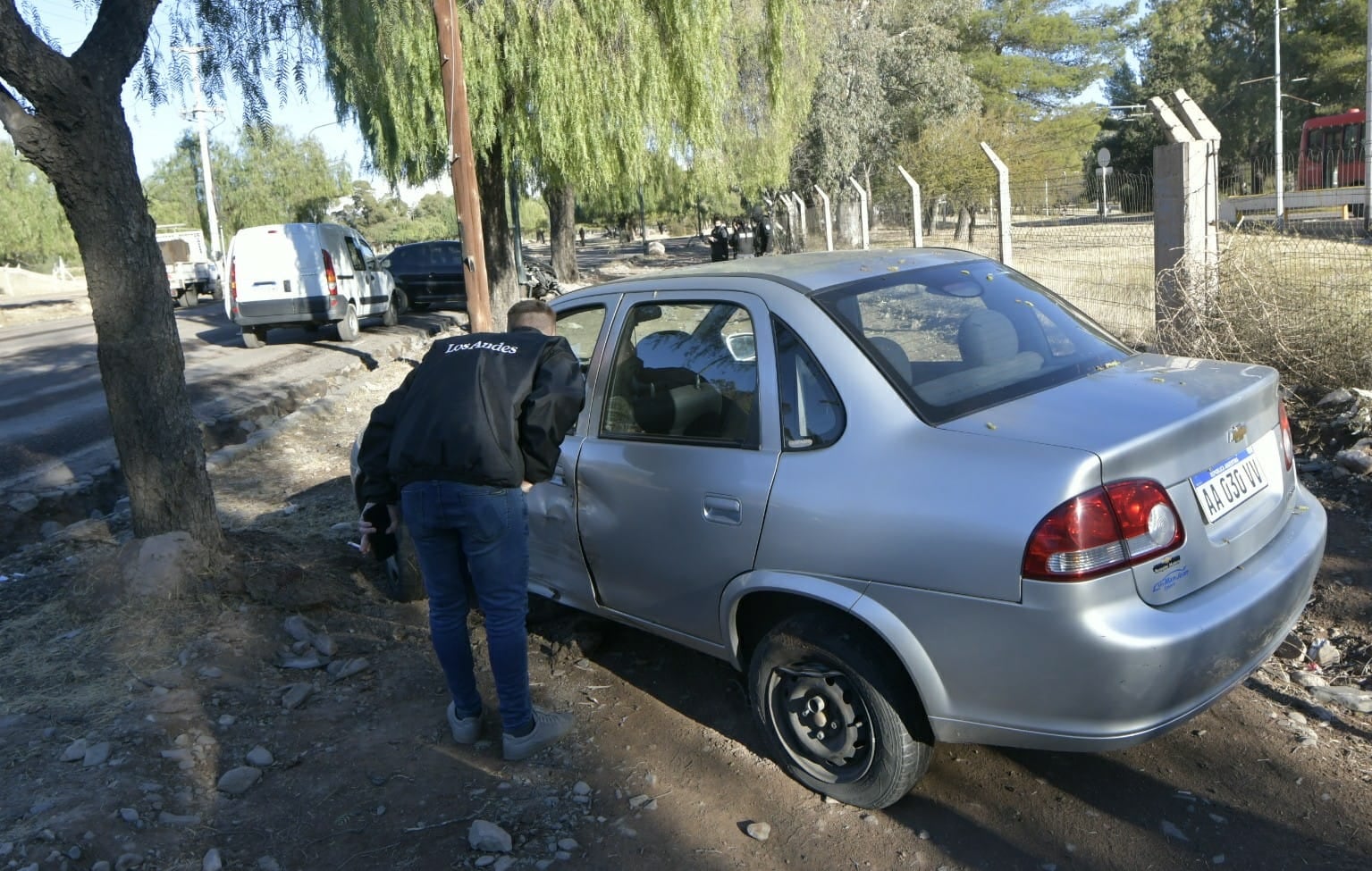 El Corsa quedó en la vereda. / Orlando Pelichotti, Los Andes.