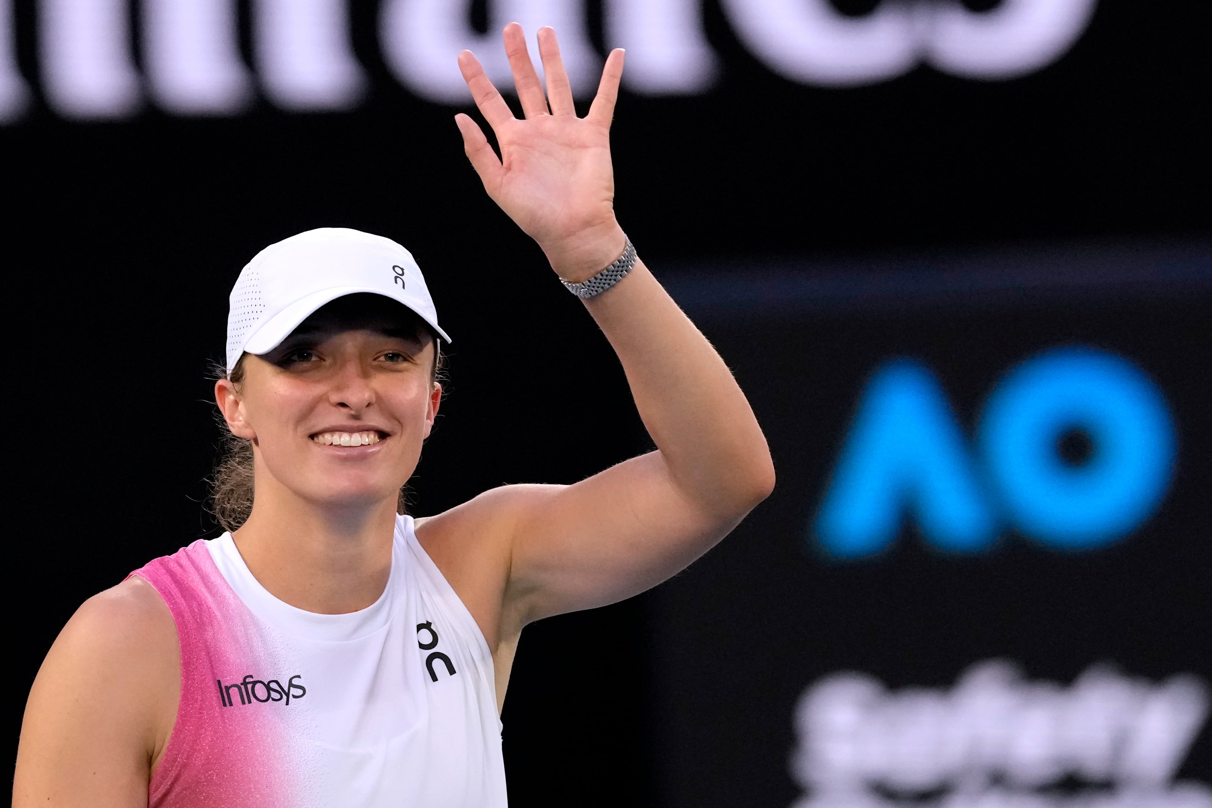 Iga Swiatek saluda tras derrotar a Eva Lys en los octavos de final del Abierto de Australia, el lunes 20 de enero de 2025, en Melbourne. (AP Foto/Asanka Brendon Ratnayake)