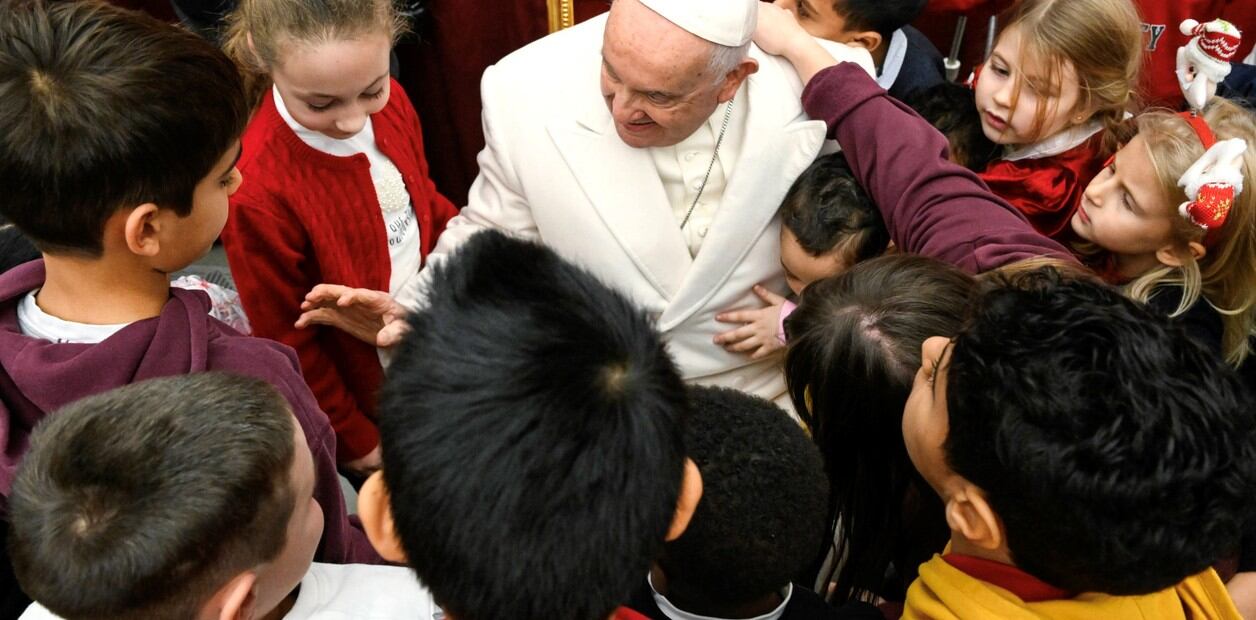 En su cumpleaños, el Papa se divirtió con los pequeños del Dispensario de Santa Marta. Gentileza: Clarón.