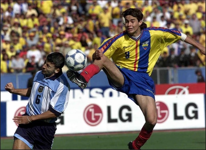 El ex delantero de la Selección de Ecuador promociona el partido ante Argentina en un club nocturno.