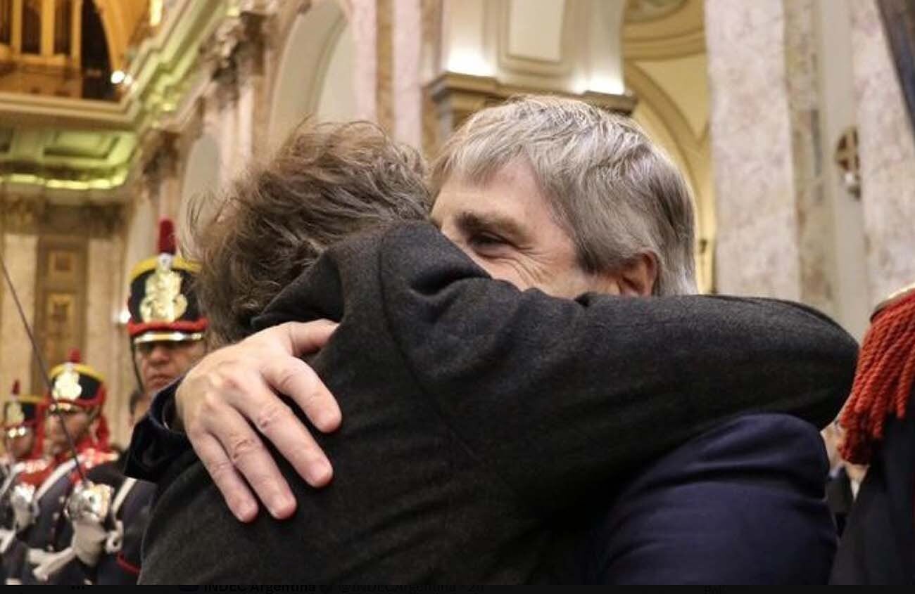  Javier Milei abraza al ministro de Economía de la Nación, Luis Caputo.