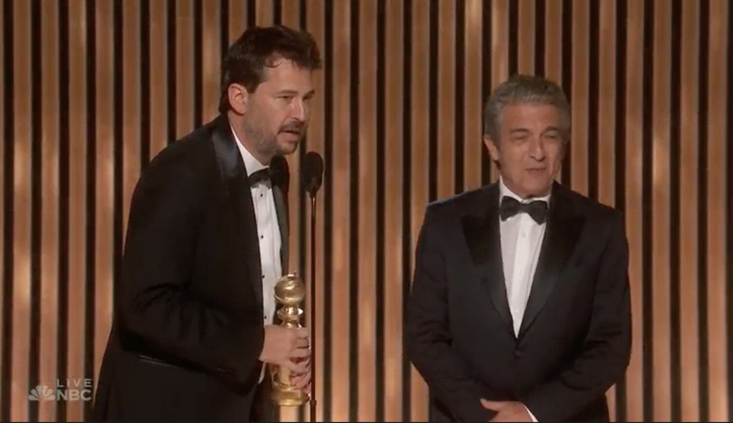 Santiago Mitre y Ricardo Darín reciben el premio.