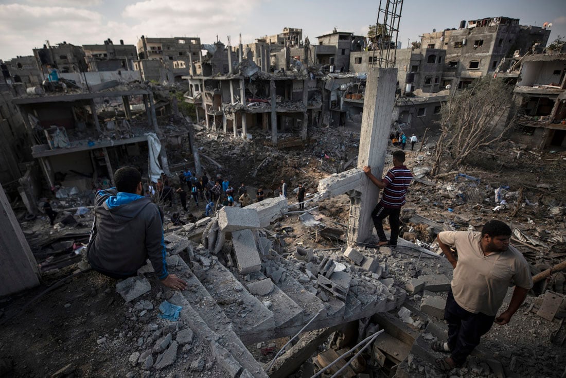 Palestinos revisan sus casas destruidas tras los ataques aéreos contra la localidad de Beit Hanoun. (AP)