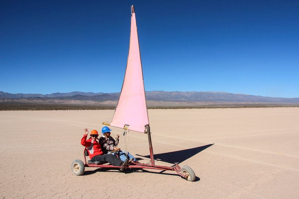 El deporte predilecto del Valle de Calingasta es el carrovelismo. Esta planicie de 12 km de largo y 5 km de ancho es un desierto blanco que reúne a deportistas y amantes del viento. Foto: Sec. Turismo de San Juan.