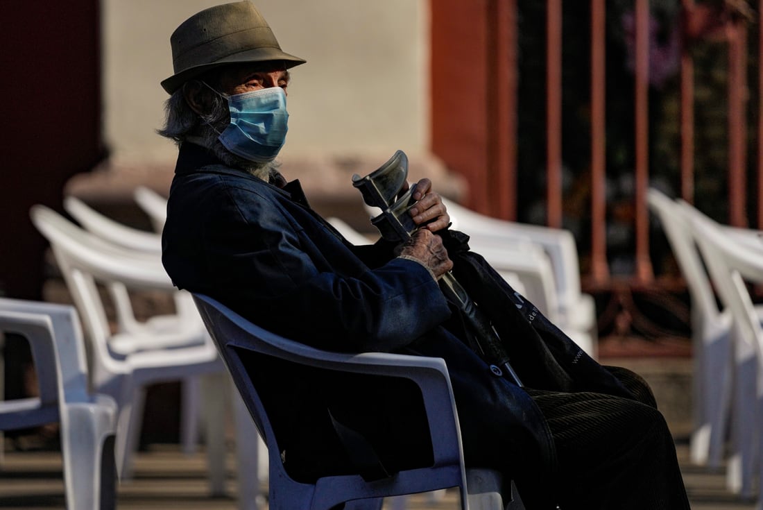 Luis Urrutia, un médico jubilado de 84 años, espera su turno para la cuarta dosis de vacuna Covid-19 en Santiago, Chile. (AP)