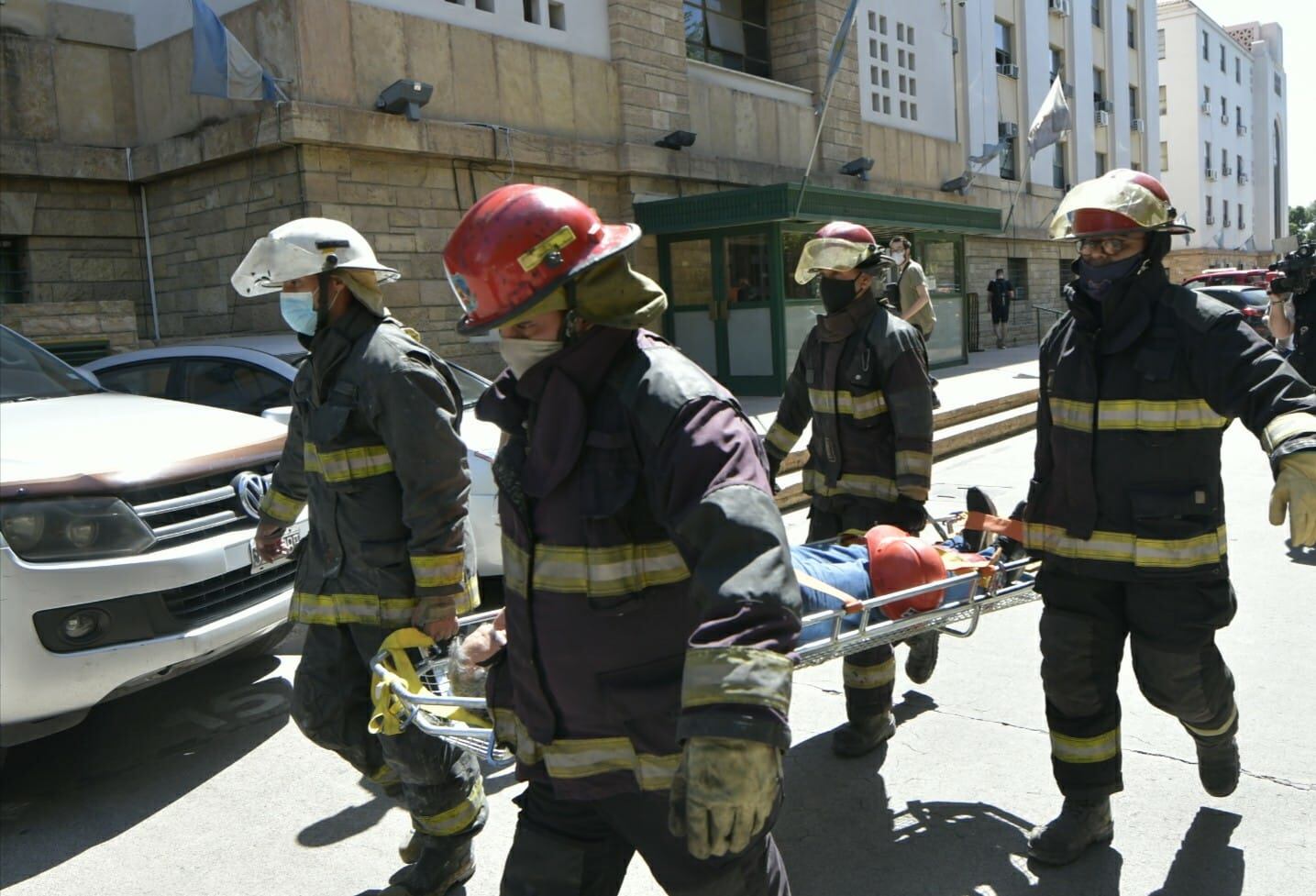 Así fue el impactante y masivo simulacro de evacuación de la Casa de Gobierno. Foto: Orlando Pelichotti / Los Andes.