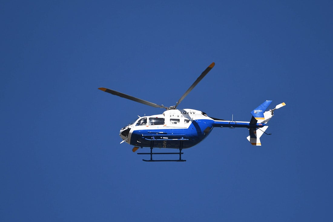 El helicóptero de la policia de Mendoza sobrevolando el estadio Malvinas Argentinas.
Foto: José Gutierrez.